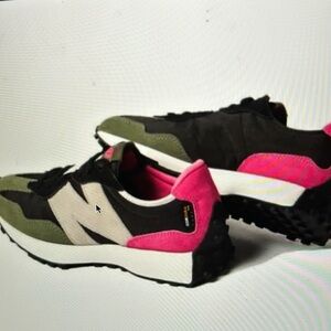 New Balance 327 - unisex style
mens 8  - womens 10
euro 41.5